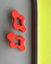 Load image into Gallery viewer, POP | wavy blob earrings