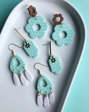 Load image into Gallery viewer, MISC | mint daisy earrings
