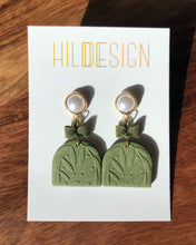 Load image into Gallery viewer, MISC | garland earrings // classy
